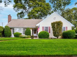35 Red Oak Pl, Massapequa, NY 11758
