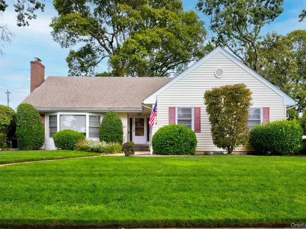 35 Red Oak Place, Massapequa, NY 11758