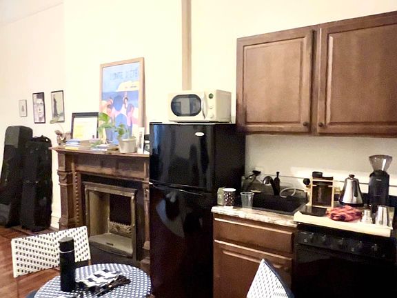 4th image of 132 W 73rd St #2R
