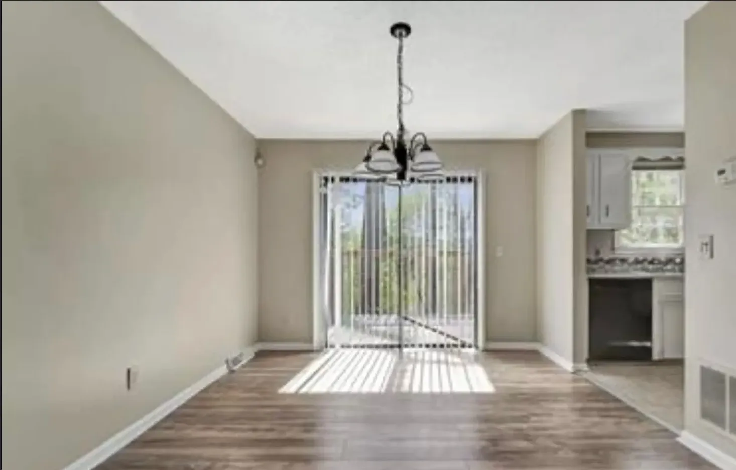 3 bed, 2.5 bath, 1400 sqft, $1,595 — Photo 2