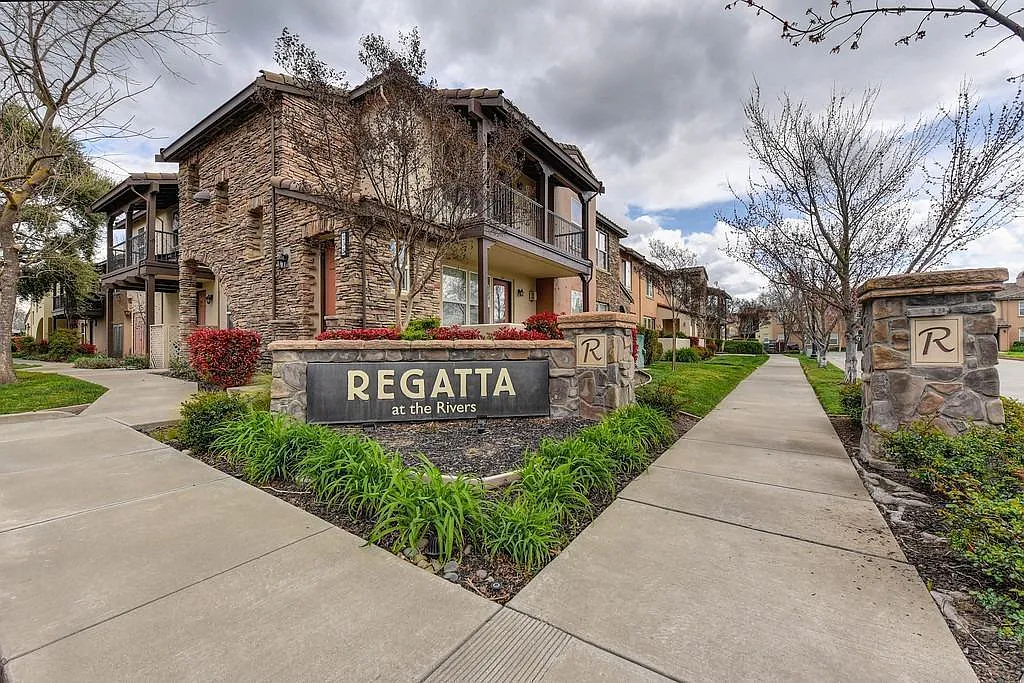 425 Regatta Ln — Photo 2