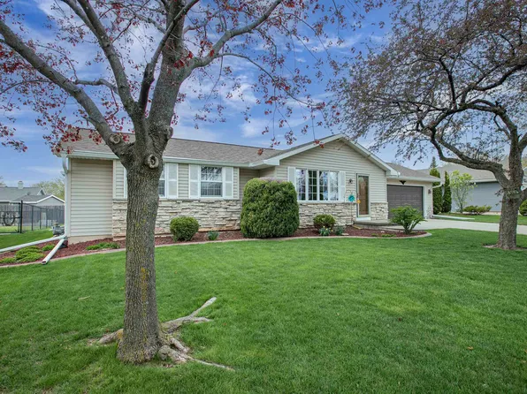 1260 Briarwood Dr, Menasha, WI 54952