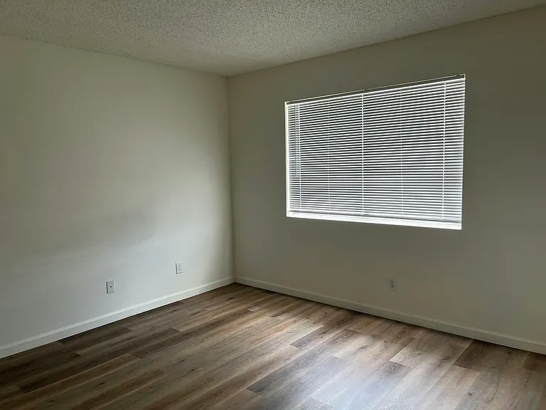 1044 Wallgreen St — Photo 6