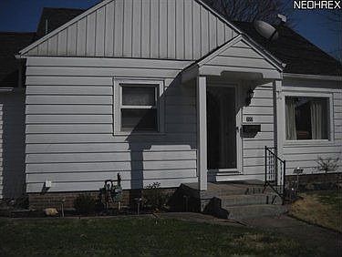 2nd image of 722 Matthias Ave NE