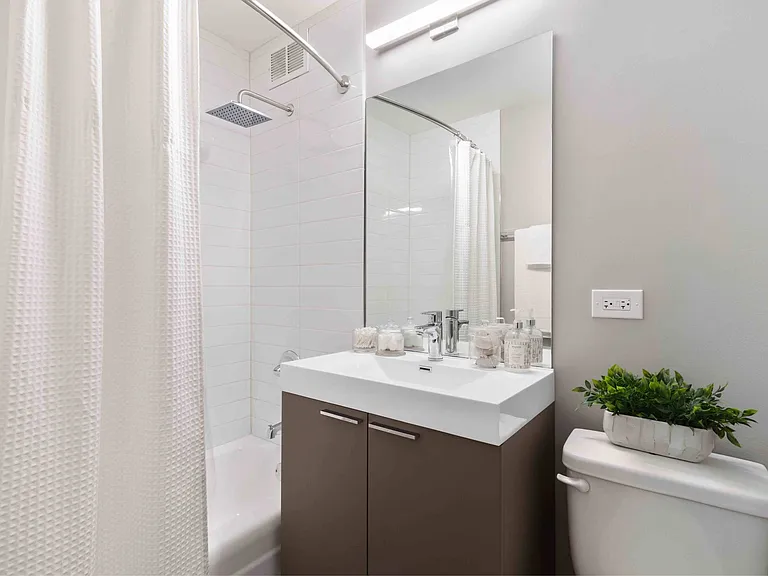 Bright bathroom with tiled shower/tub