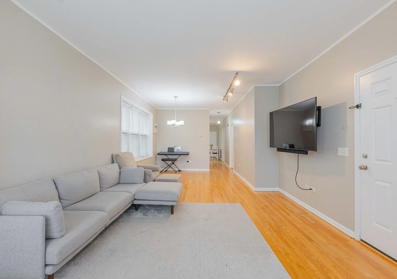 2 bed, 1000 sqft, $1,600 — Photo 3