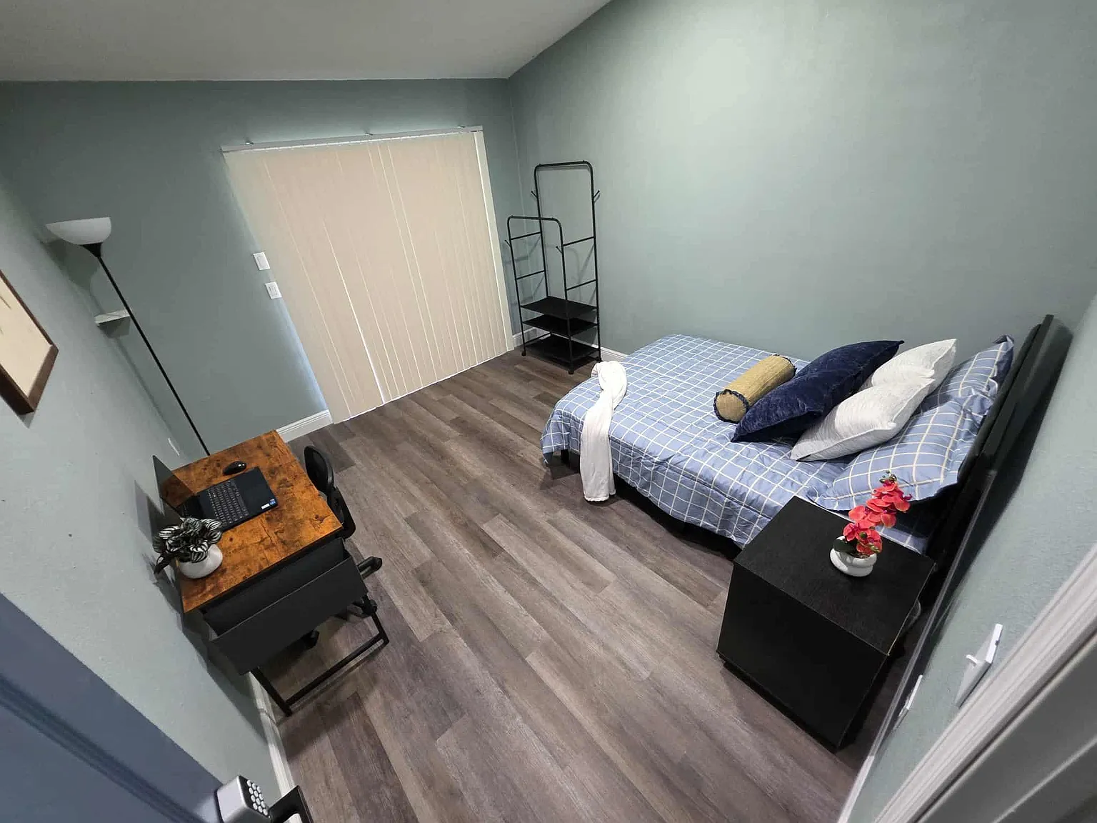 4 bed, 2.0 bath, 2163 sqft, $910 — Photo 3