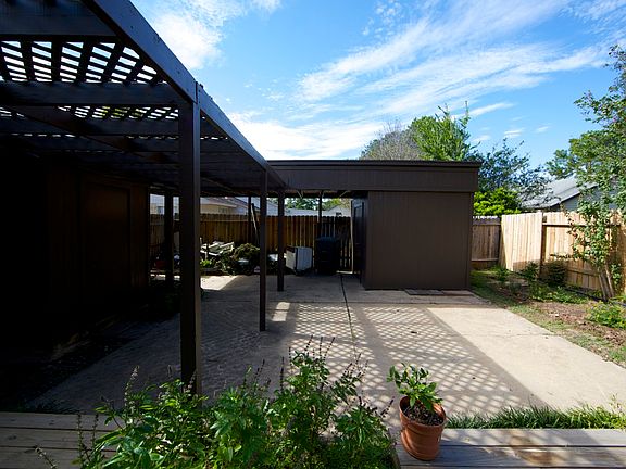 4th image of 19310 Woodglen Dr