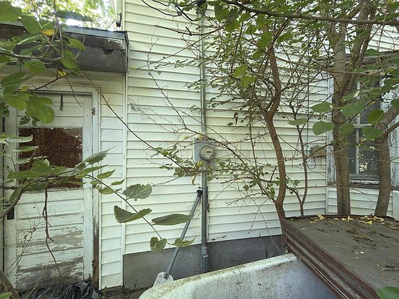 5th image of 206 N Elm St