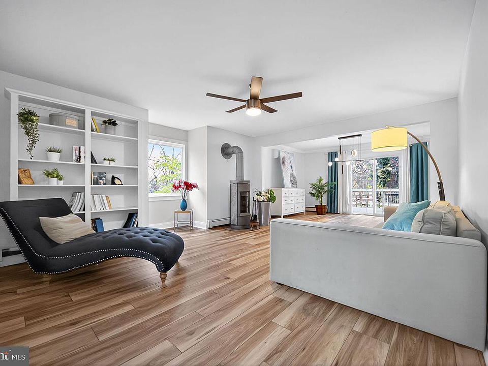 1st image of 575 W Valley Rd