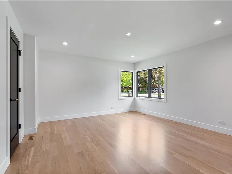 6600 N Kenton Ave — Photo 20