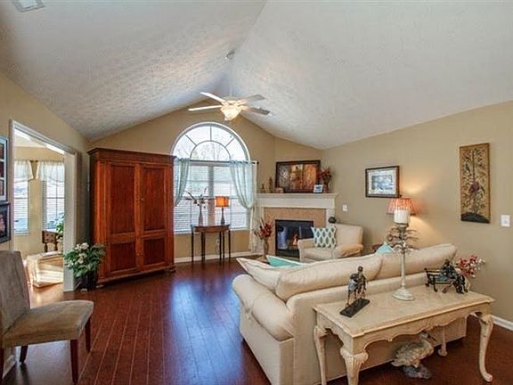 4th image of 20 Scarborough Village Dr