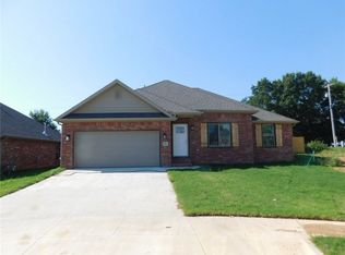 831 Pinnacle St, Prairie Grove, AR 72753