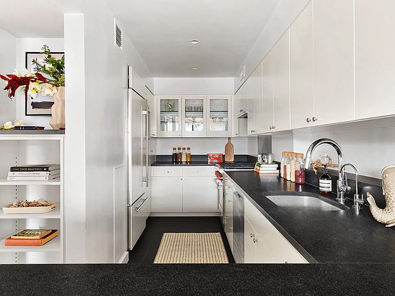 5th image of 324 W 23rd St APT 6B
