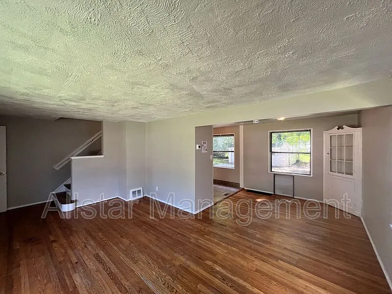 3 bed, 1.5 bath, 1265 sqft, $1,550 — Photo 3