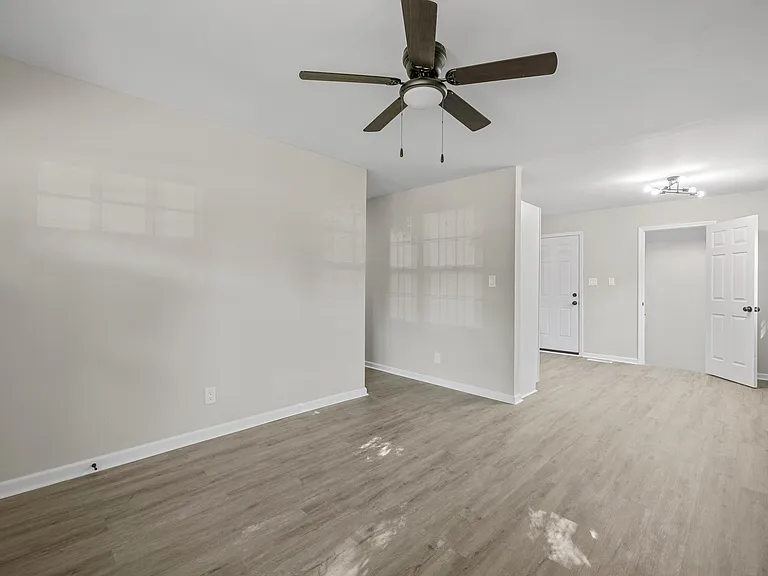 432 Springhill Dr — Photo 2