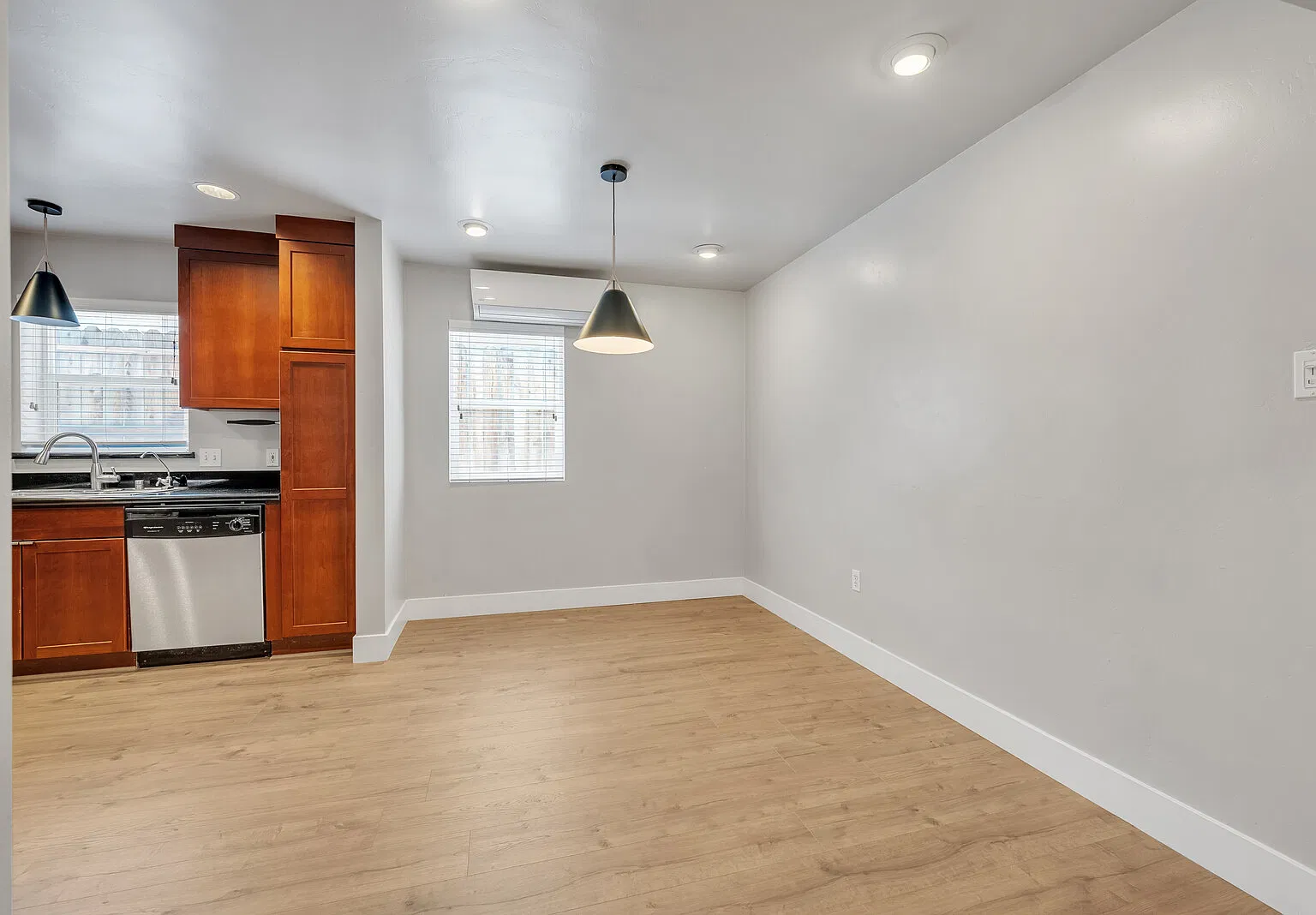 3045 Franklin Blvd — Photo 4