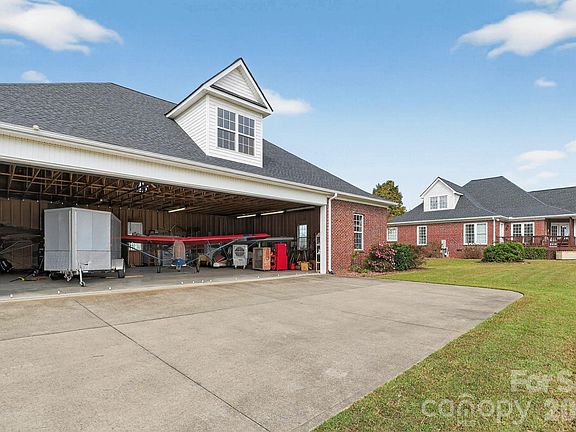 3rd image of 1004 Brockman Rd