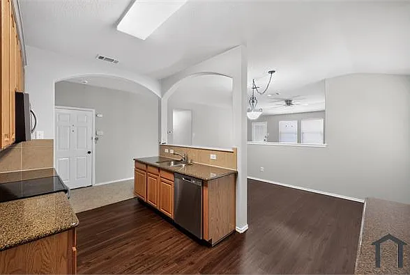 515 Harding Ln — Photo 6