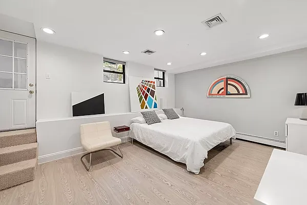 Rented by SERHANT. | media 15