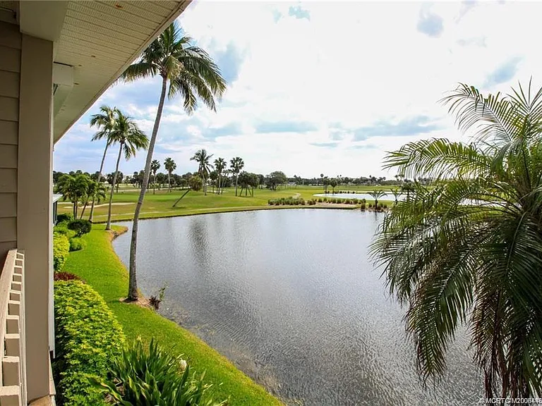 310 NE Golfview Cir #310 — Photo 4