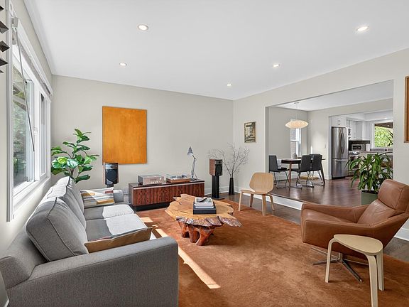 4th image of 7159 York Cres
