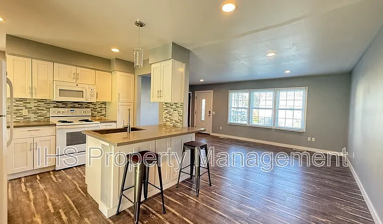 302 Bernard Ave — Photo 6