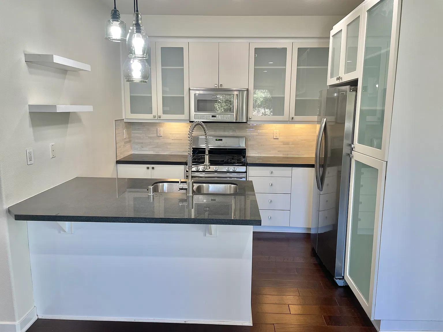 3 bed, 1253 sqft, $3,700 — Photo 3