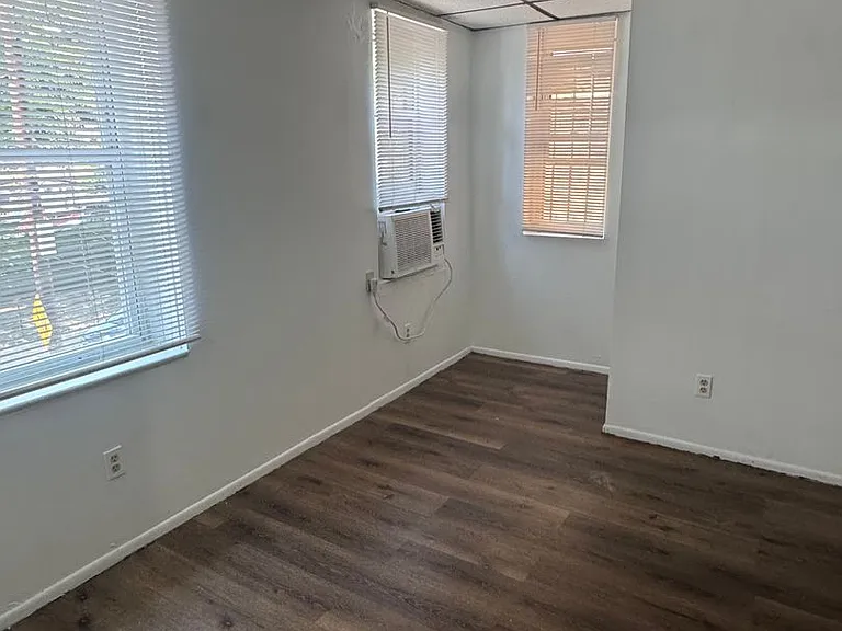 239 Amber St — Photo 2