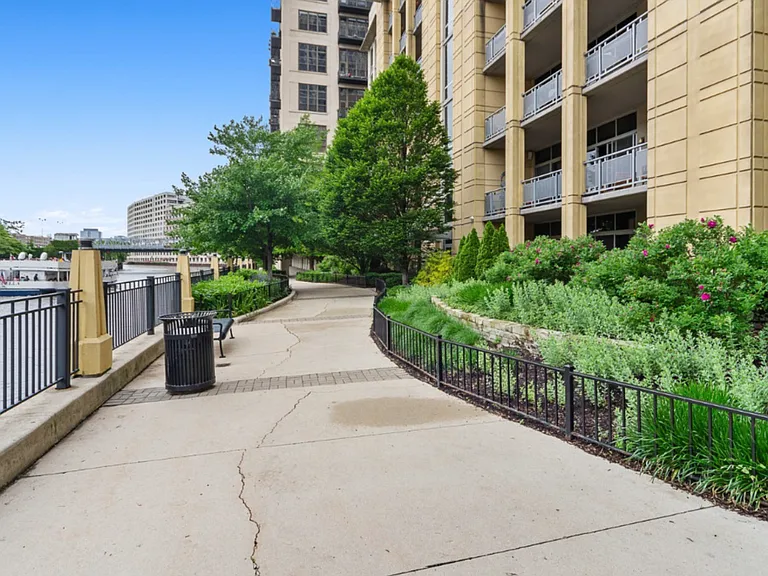 700 N Larrabee St #1003 — Photo 17