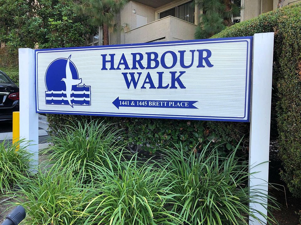 Welcome to the gated community of Harbour Walk