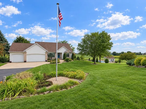 W9795 Stone Crest Dr, Hortonville, WI 54944