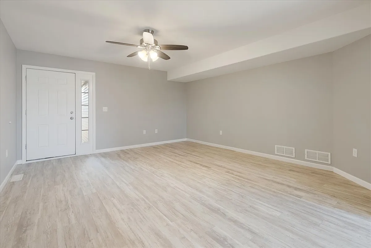 3 bed, 2.5 bath, 1600 sqft, $1,900 — Photo 3