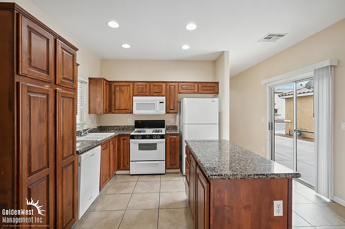 3528 E Carisbrook Dr — Photo 4