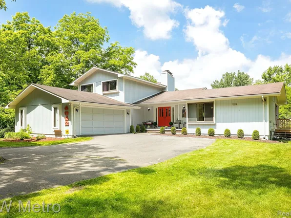 4342 Beach Rd, Troy, MI 48098