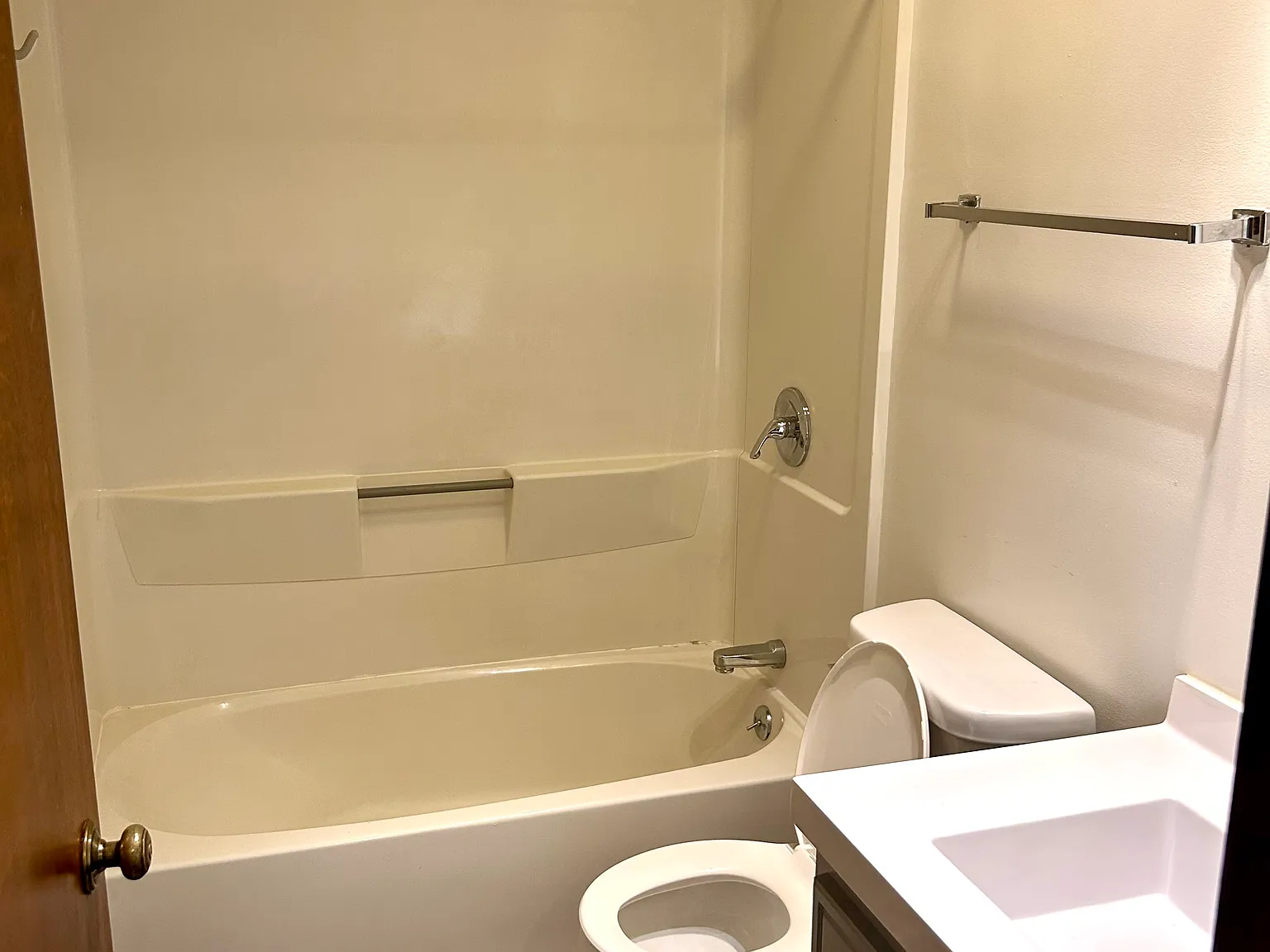 2 bed, 900 sqft, $1,200 — Photo 2
