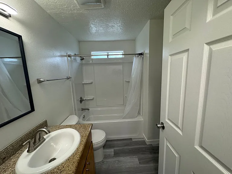 385 NW 6th St — Photo 28