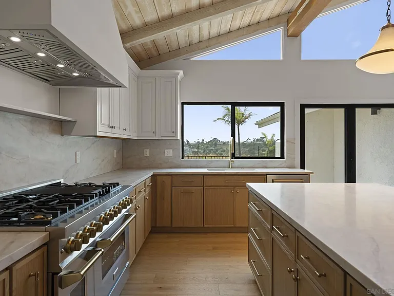 683 Marine View Ave — Photo 8