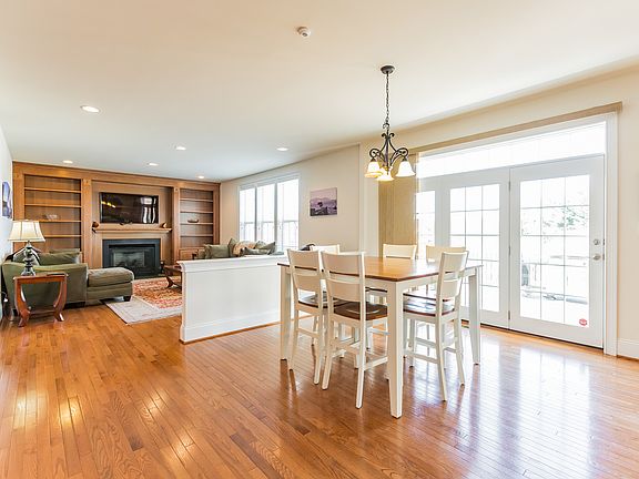 Kitchen Dining Area