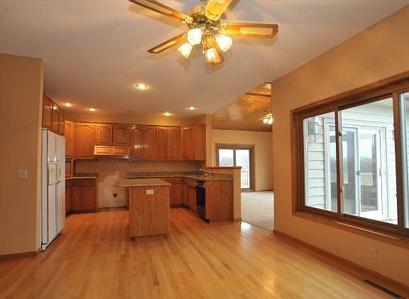 4th image of 523 Barrington Dr E