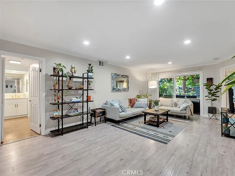 5009 Woodman Ave #108 — Photo 3