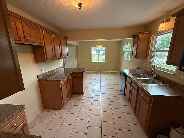 5046 Winona Dr — Photo 7