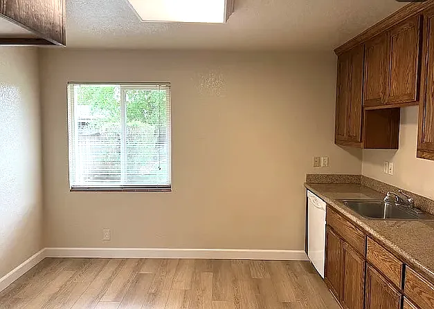 2 Bedroom Duplex With Large Backuyard! — Photo 4