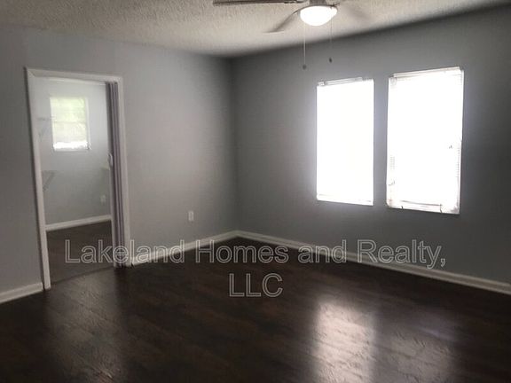 5th image of 1060 E Wabash St