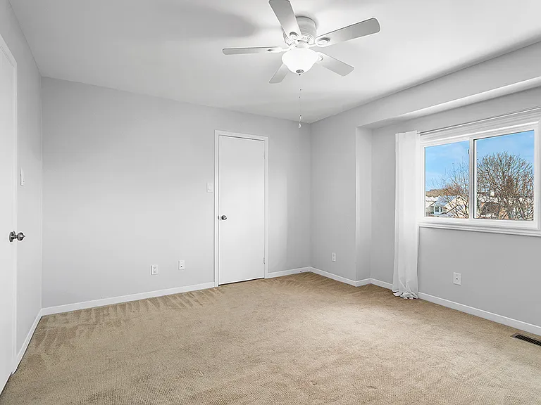 1576 Thurlow St — Photo 14