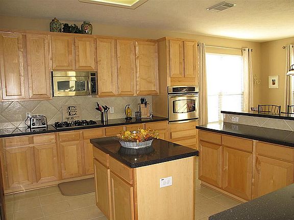 Phenomenal island kitchen boasts granite & 42' cabinetry!