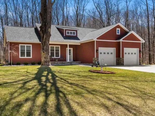 2425 Woodside Dr, Petoskey, MI 49770