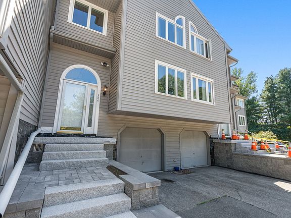 3rd image of 304 Erin Rd #304