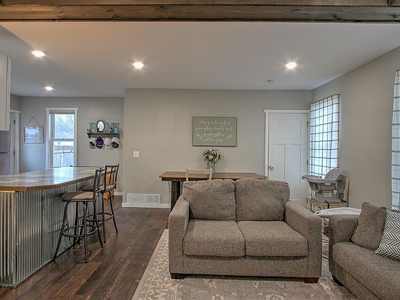 4th image of 212 Forest Ave W
