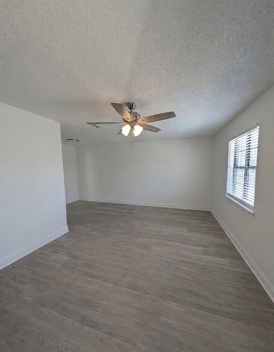 531 S Woodburn — Photo 3